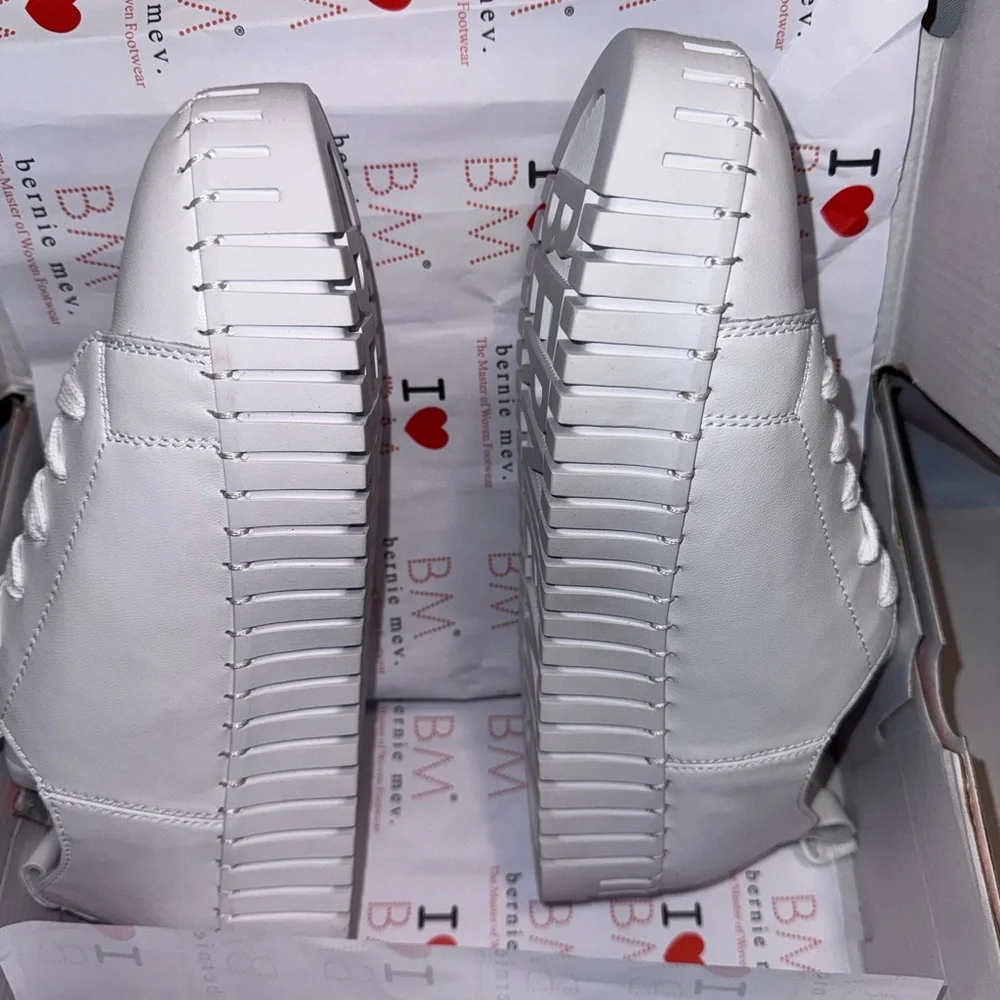 bernie mev. Aya White Memory Foam Platform Sneakers, Size 39 NEW